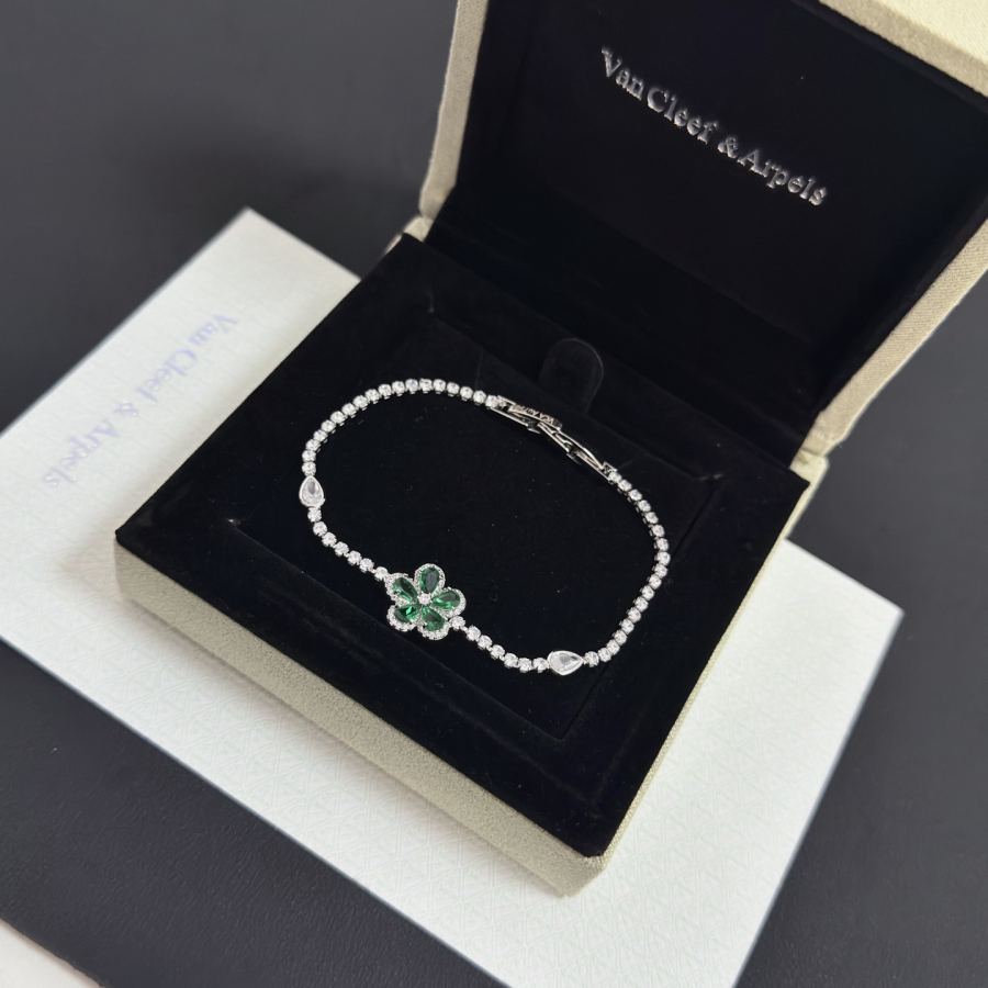 Van Cleef & Arpels Jewelry Four-Leaf Clover Bracelet V Gold Classic, Diamond Inlaid, Multi-Layered — Premium Replica — photo 5