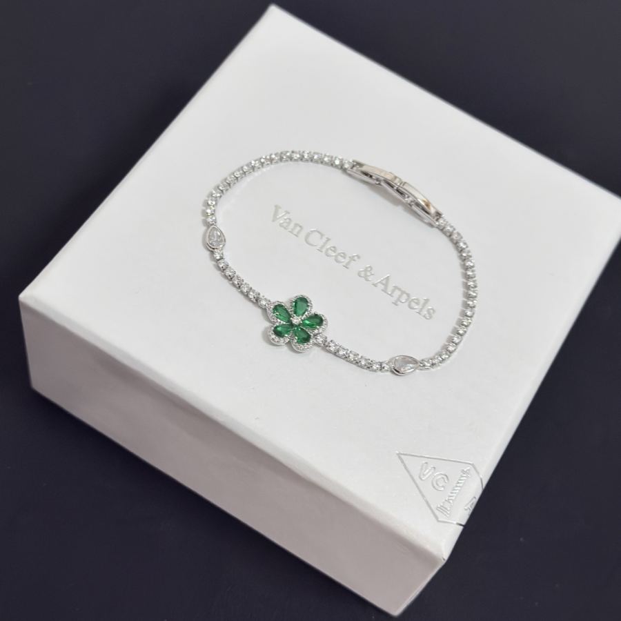 Van Cleef & Arpels Jewelry Four-Leaf Clover Bracelet V Gold Classic, Diamond Inlaid, Multi-Layered — Premium Replica — photo 3