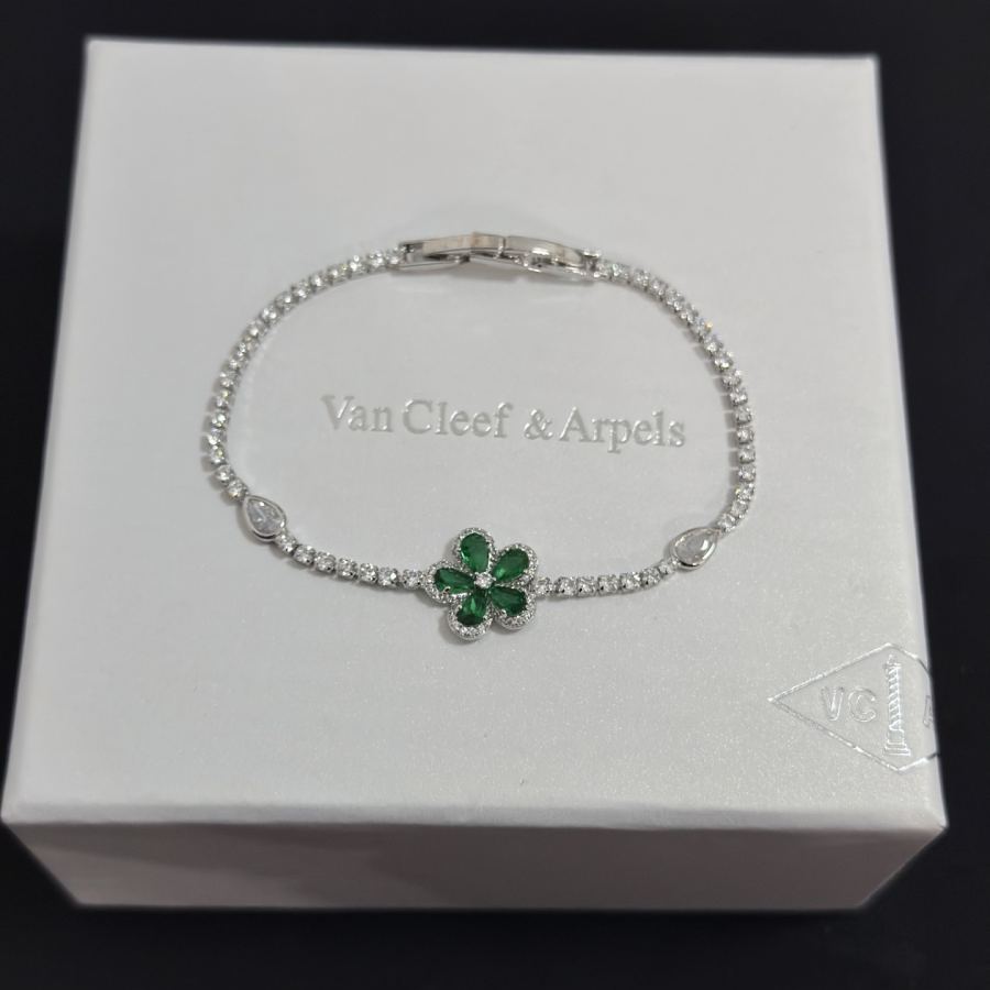 Van Cleef & Arpels Jewelry Four-Leaf Clover Bracelet V Gold Classic, Diamond Inlaid, Multi-Layered — Premium Replica — photo 9