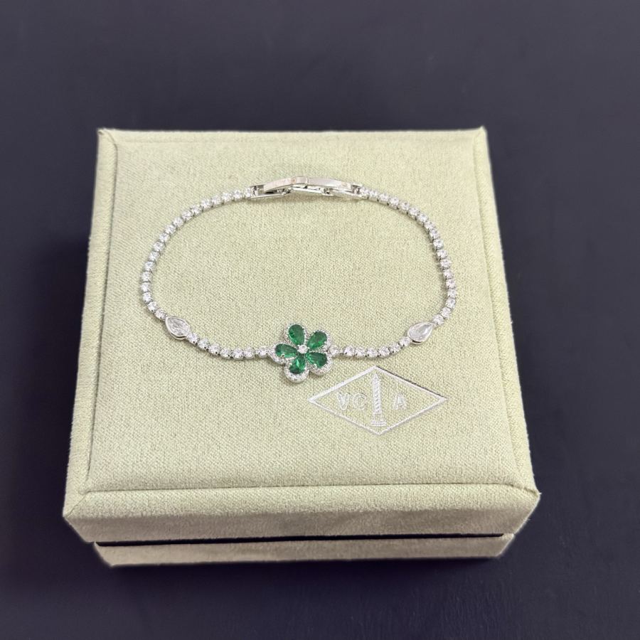 Van Cleef & Arpels Jewelry Four-Leaf Clover Bracelet V Gold Classic, Diamond Inlaid, Multi-Layered — Premium Replica — photo 8
