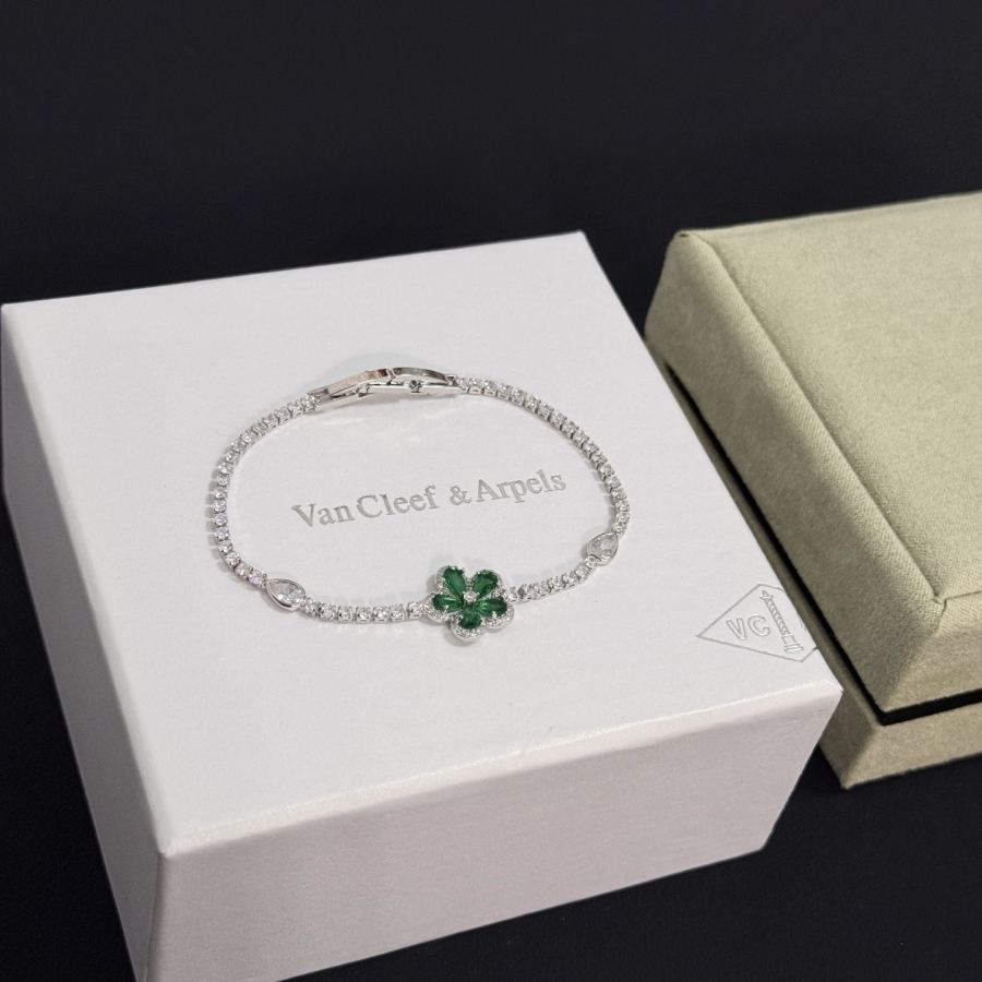 Van Cleef & Arpels Jewelry Four-Leaf Clover Bracelet V Gold Classic, Diamond Inlaid, Multi-Layered — Premium Replica — photo 4