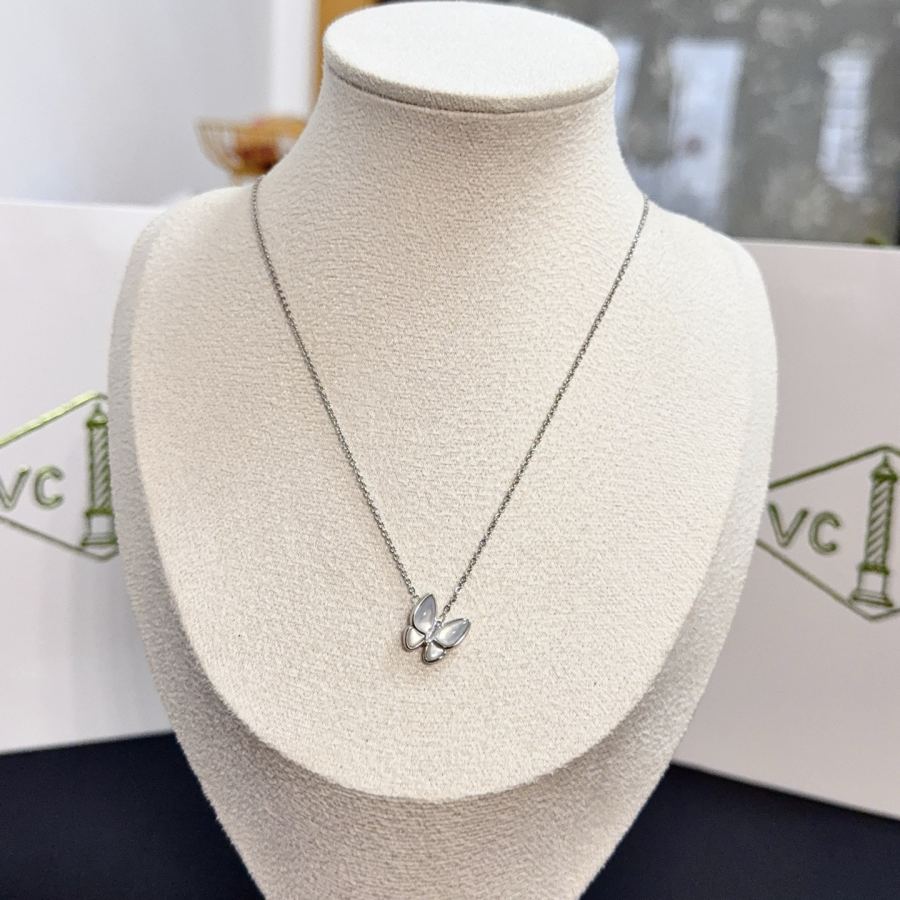 Van Cleef & Arpels Jewelry four-leaf clover necklace, classic style, multi-layered metal carving, — Premium Replica — photo 3
