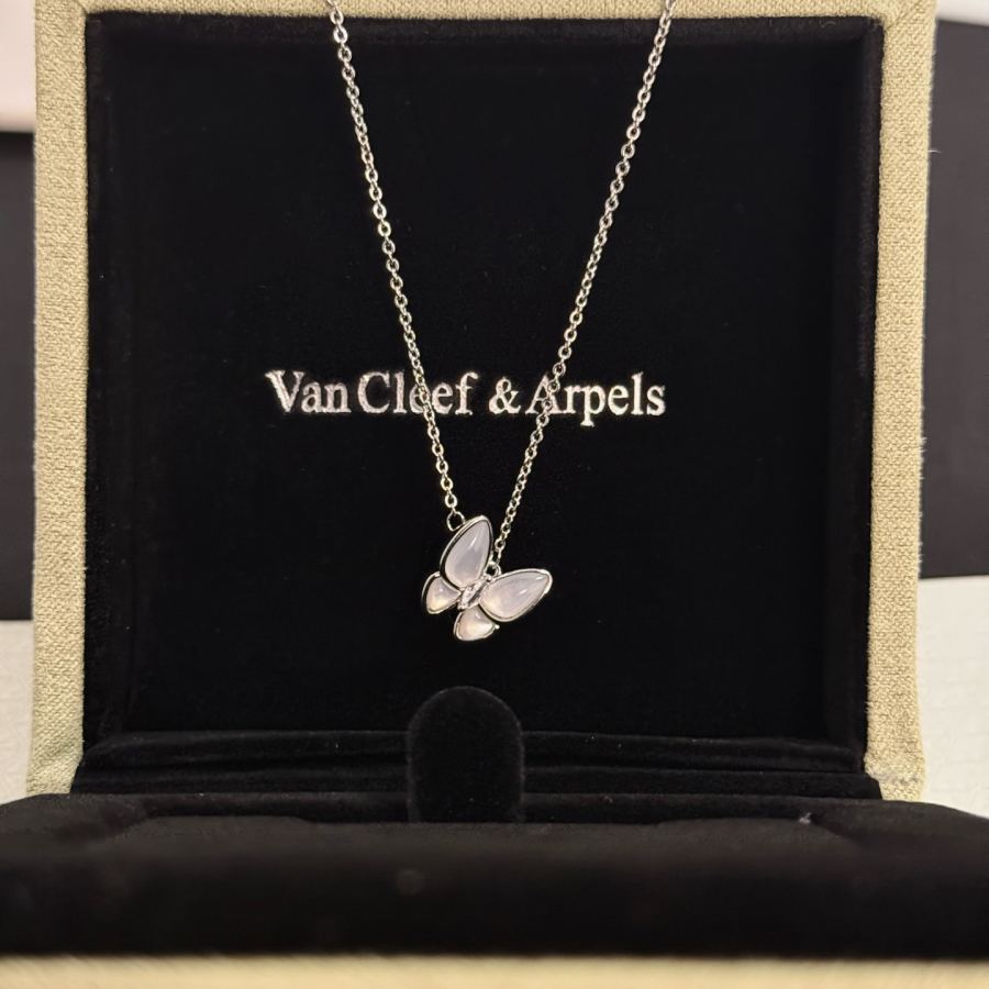 Van Cleef & Arpels Jewelry four-leaf clover necklace, classic style, multi-layered metal carving, — Premium Replica — photo 8
