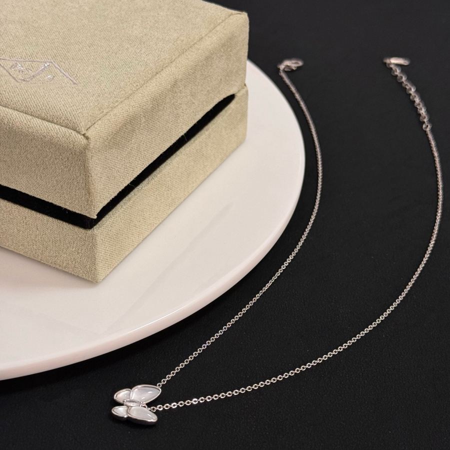 Van Cleef & Arpels Jewelry four-leaf clover necklace, classic style, multi-layered metal carving, — Premium Replica — photo 9