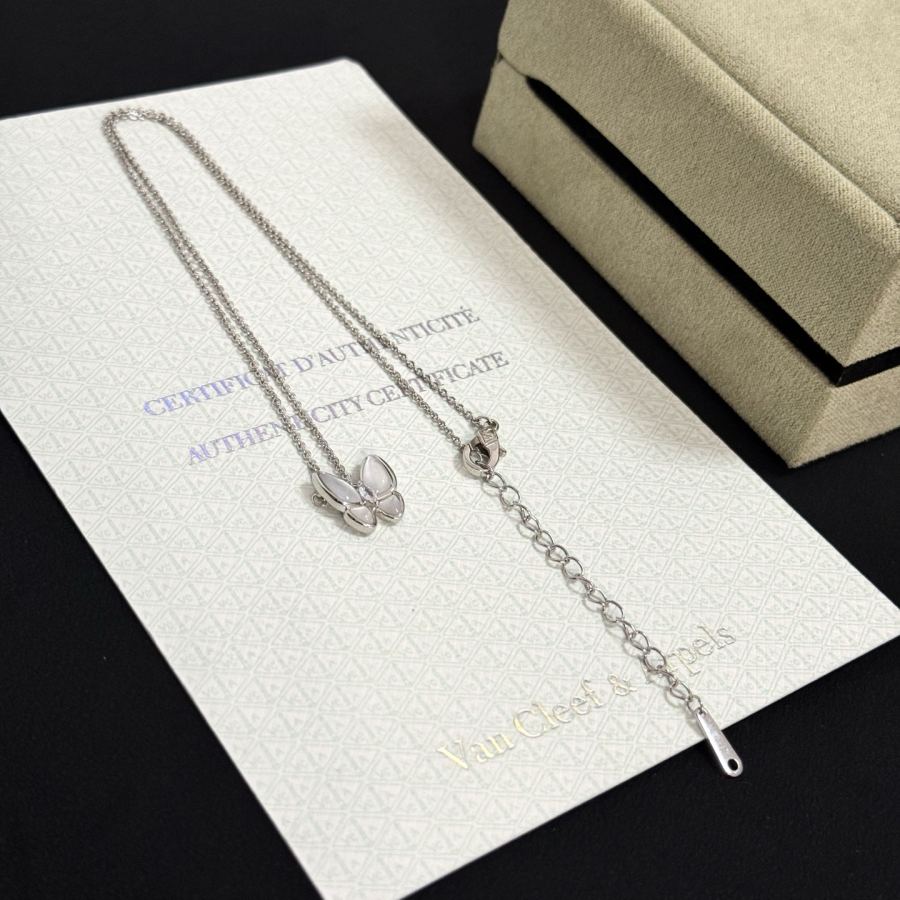 Van Cleef & Arpels Jewelry four-leaf clover necklace, classic style, multi-layered metal carving, — Premium Replica — photo 7