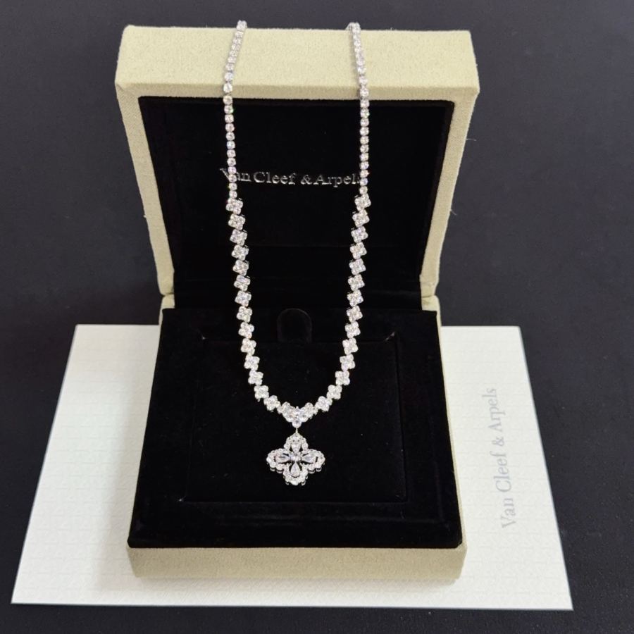 Van Cleef & Arpels Jewelry four-leaf clover necklace, classic style, multi-layered metal carving, — AAA Quality Replica — photo 2