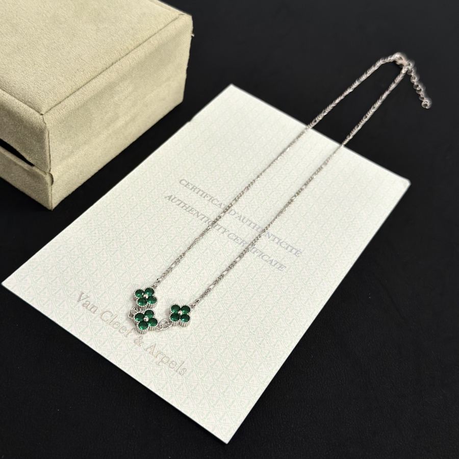 Van Cleef & Arpels Jewelry four-leaf clover necklace, classic style, multi-layered metal carving — Premium Replica — photo 10
