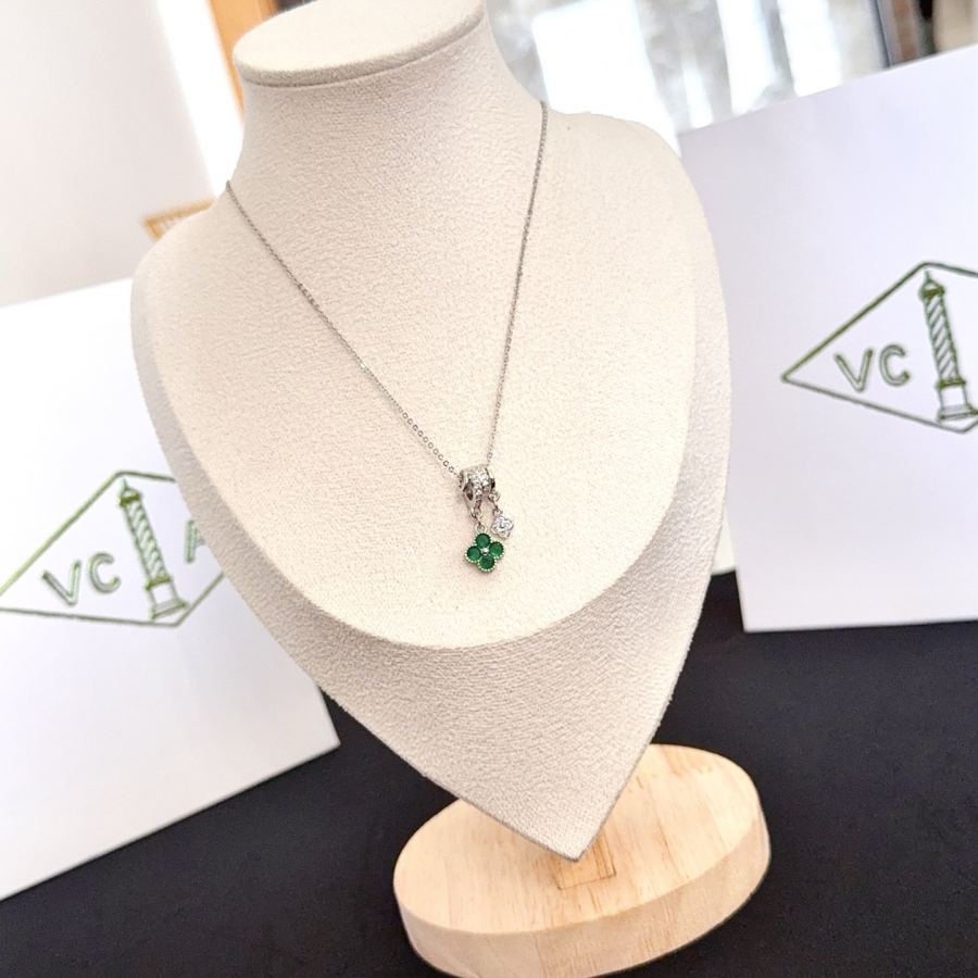 Van Cleef & Arpels Jewelry four-leaf clover necklace, classic style, multi-layered metal carving, — 1:1 Replica — photo 8