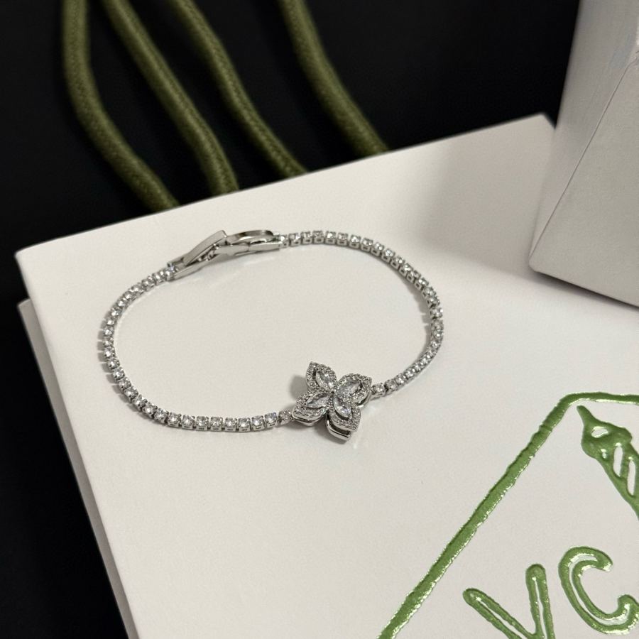 Van Cleef & Arpels Jewelry four-leaf clover bracelet, V gold level, diamond inlaid, three-dimensional — AAA Quality Replica — photo 8