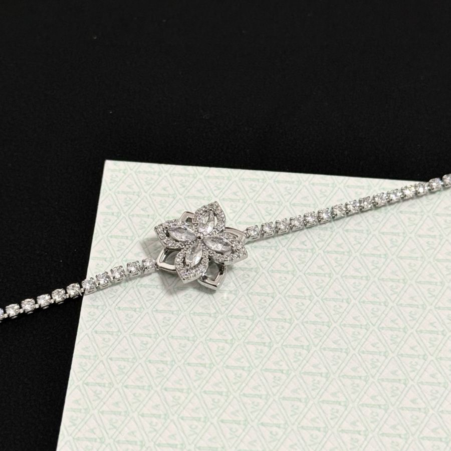 Van Cleef & Arpels Jewelry four-leaf clover bracelet, V gold level, diamond inlaid, three-dimensional — AAA Quality Replica — photo 3