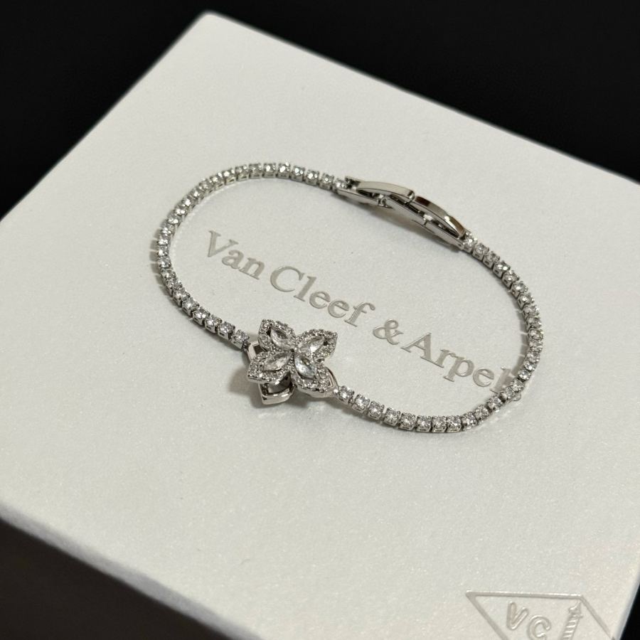 Van Cleef & Arpels Jewelry four-leaf clover bracelet, V gold level, diamond inlaid, three-dimensional — AAA Quality Replica — photo 2
