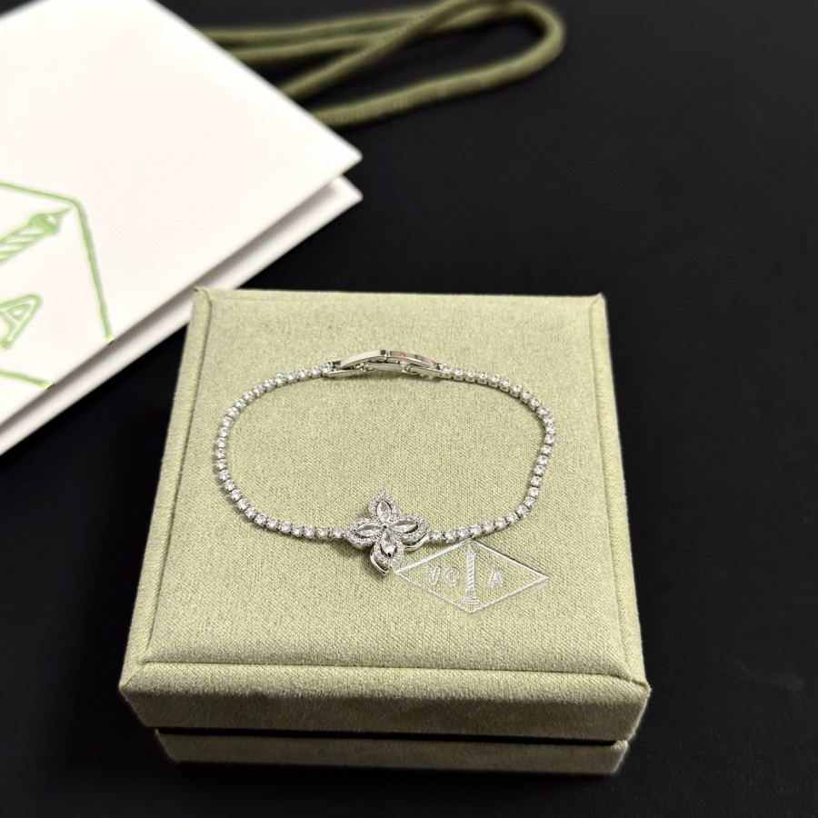 Van Cleef & Arpels Jewelry four-leaf clover bracelet, V gold level, diamond inlaid, three-dimensional — AAA Quality Replica — photo 6