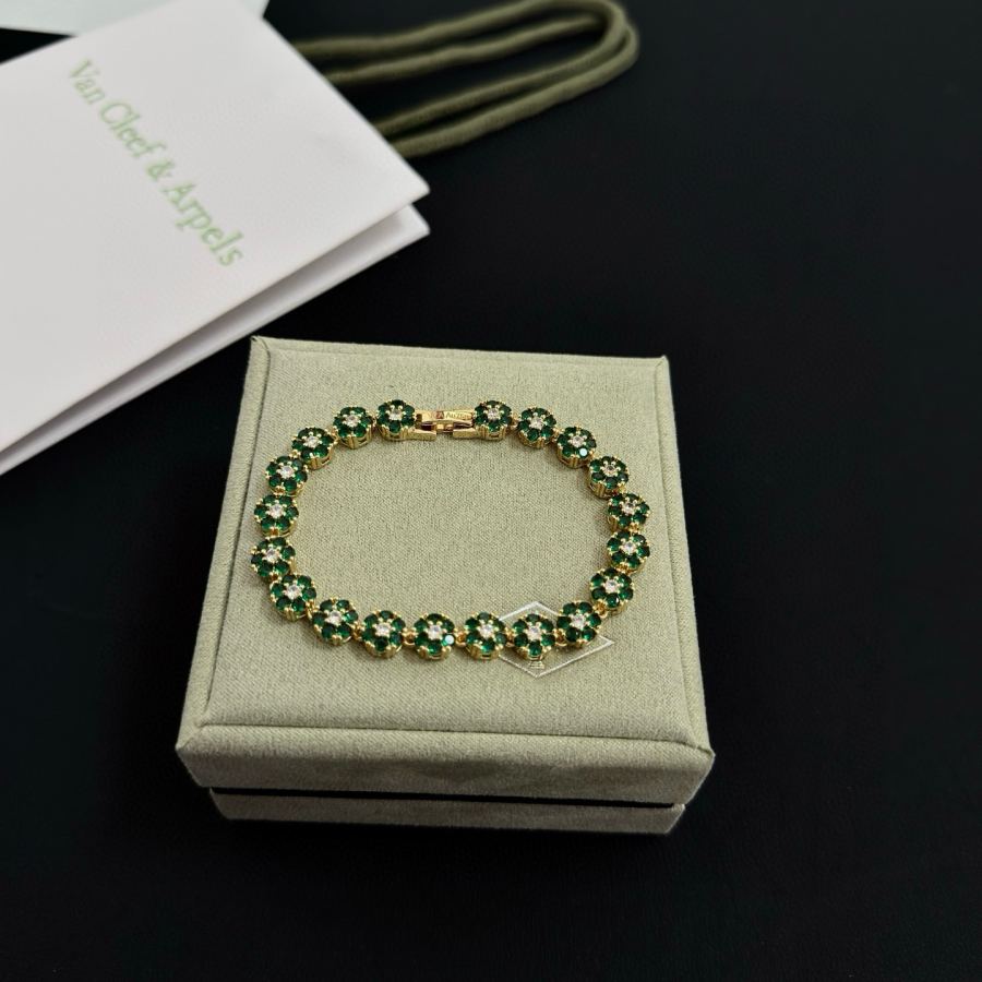 Van Cleef & Arpels Jewelry Popular VCA four-leaf clover co-branded for Christmas bracelet V gold — AAA Quality Replica — photo 2
