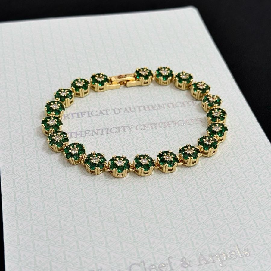 Van Cleef & Arpels Jewelry Popular VCA four-leaf clover co-branded for Christmas bracelet V gold — AAA Quality Replica — photo 5