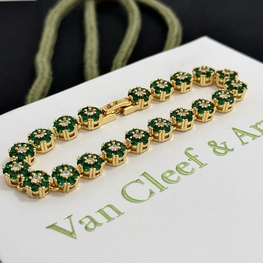Van Cleef & Arpels Jewelry Popular VCA four-leaf clover co-branded for Christmas bracelet V gold — AAA Quality Replica — photo 6