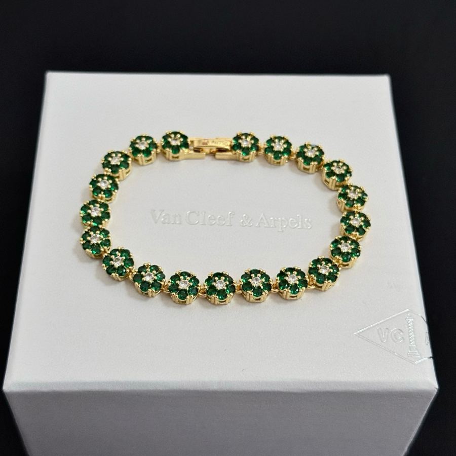 Van Cleef & Arpels Jewelry Popular VCA four-leaf clover co-branded for Christmas bracelet V gold — AAA Quality Replica