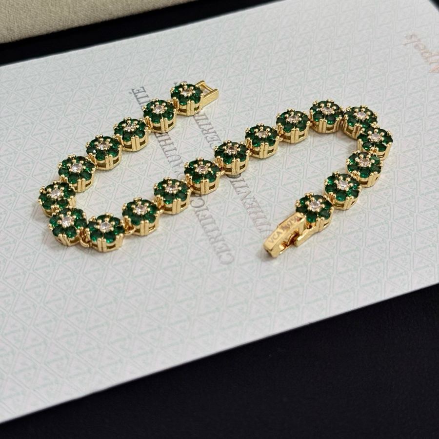Van Cleef & Arpels Jewelry Popular VCA four-leaf clover co-branded for Christmas bracelet V gold — AAA Quality Replica — photo 10