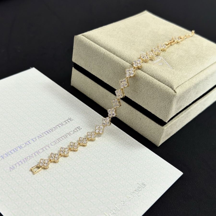Van Cleef & Arpels Jewelry Popular VCA four-leaf clover for Christmas Van Cleef & Arpels bracelet — 1:1 Replica For Sale — photo 8