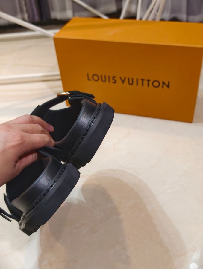 LV women's shoes s Louis Vuitton New 1:1 — photo 9