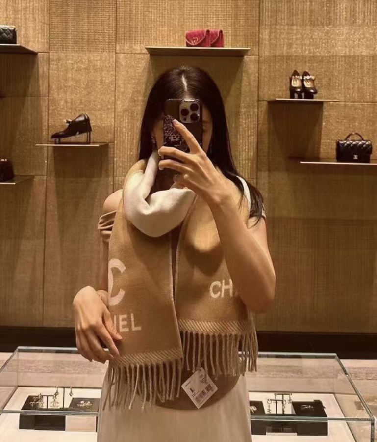 Chanel skjerf 𝐂𝐇𝐀𝐍𝐄𝐋Ny "Dobbelsidig fargeblokk jacquard"