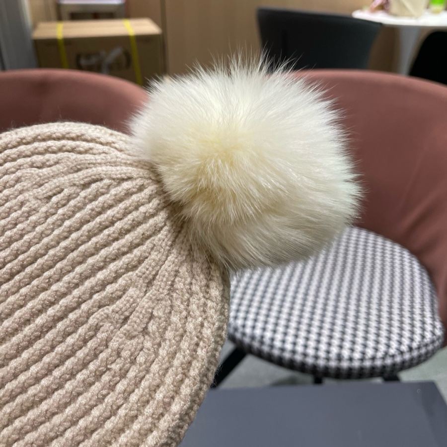prada hat PRADA 2025 Autumn and Winter fox fur ball counter knitted beanie — AAA Quality Replica — photo 8