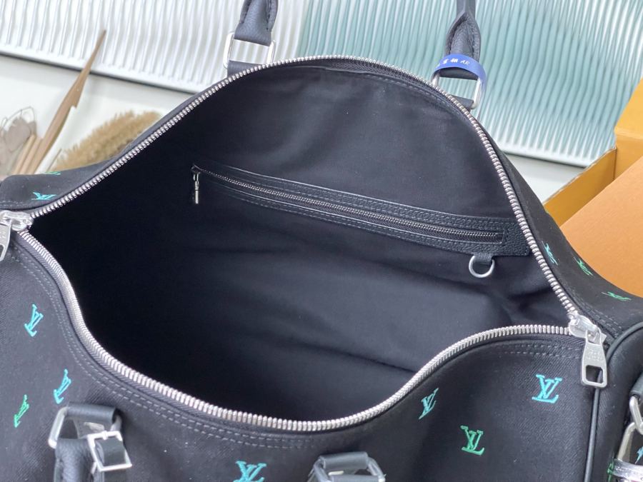 valise M13966 Pharrell Williams LV Blason Keepall Bandouliere50 LV 50 × 29 × 23 cm — 1:1 Replica For Sale — photo 9