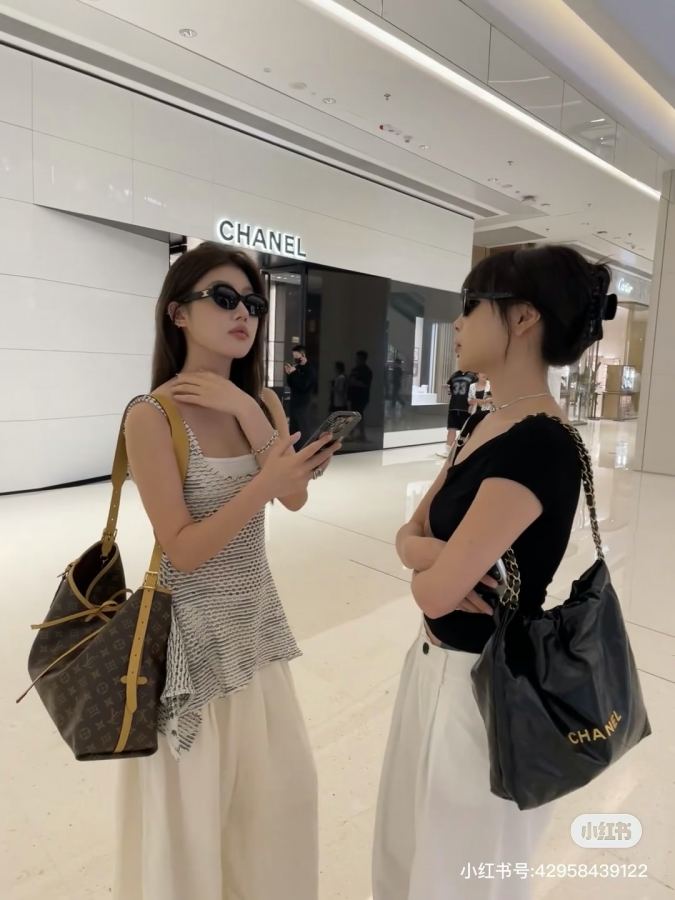 Chanel Women chanel garbage bag, one of the must-haves in fragrant grandma — 1:1 Replica — photo 2