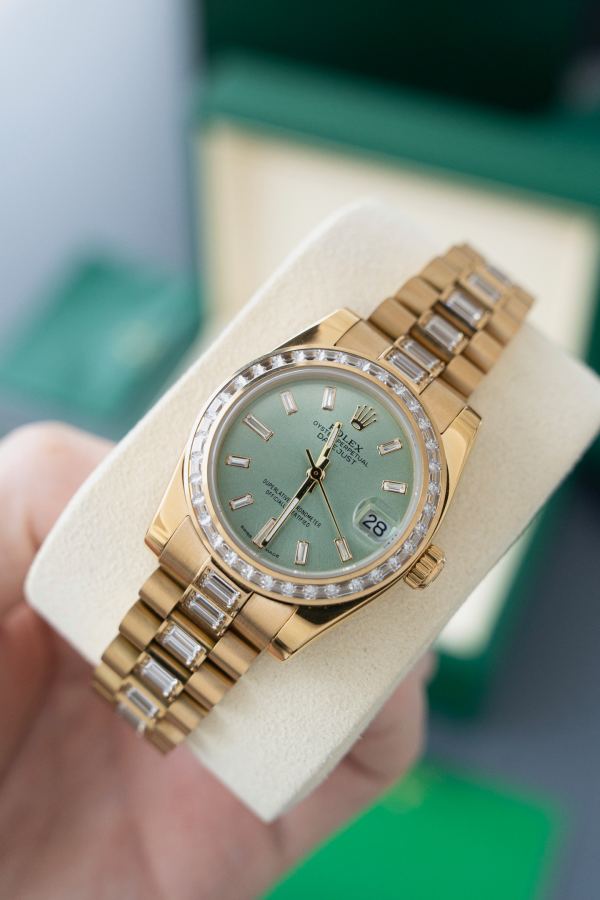 Montres Rolex La lunette est sertie de diamants carrés Le bracelet est serti de diamants carrés] — photo 2