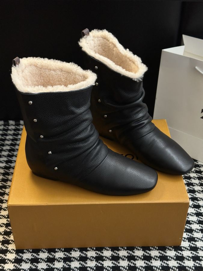 LV women's shoes 𝗟𝗩The latest autumn and winter catwalk style furry short boots — Premium Replica — photo 2