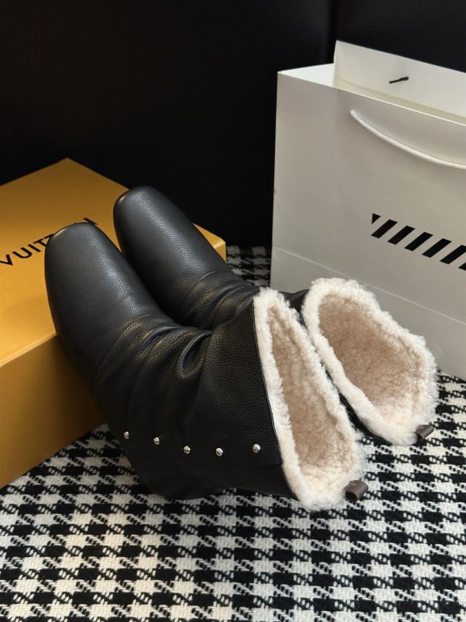 LV women's shoes 𝗟𝗩The latest autumn and winter catwalk style furry short boots — Premium Replica — photo 4