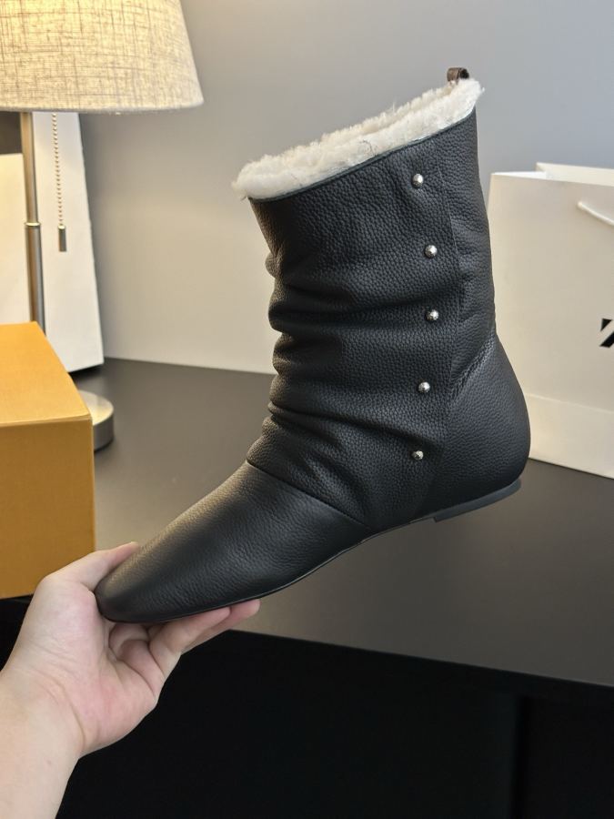 LV women's shoes 𝗟𝗩The latest autumn and winter catwalk style furry short boots — Premium Replica — photo 8