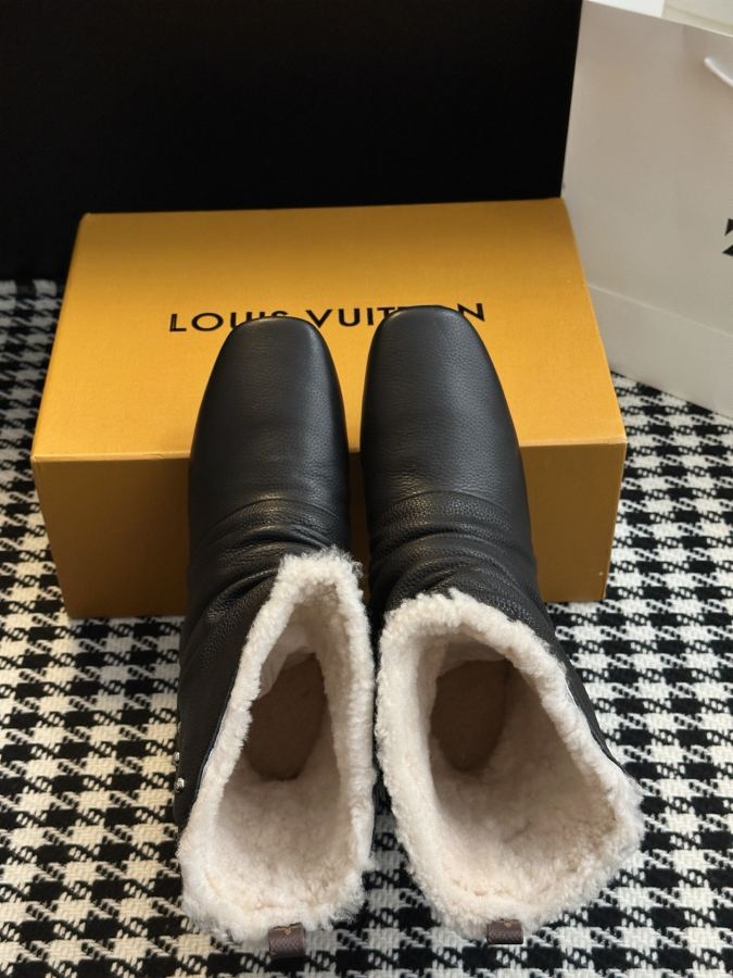 LV women's shoes 𝗟𝗩The latest autumn and winter catwalk style furry short boots — Premium Replica — photo 3