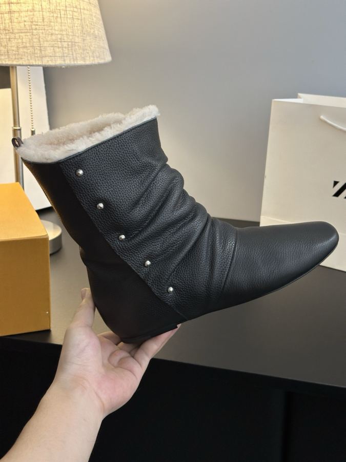 LV women's shoes 𝗟𝗩The latest autumn and winter catwalk style furry short boots — Premium Replica — photo 7