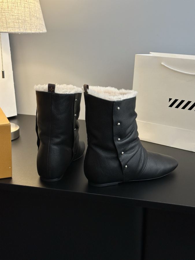 LV women's shoes 𝗟𝗩The latest autumn and winter catwalk style furry short boots — Premium Replica — photo 6