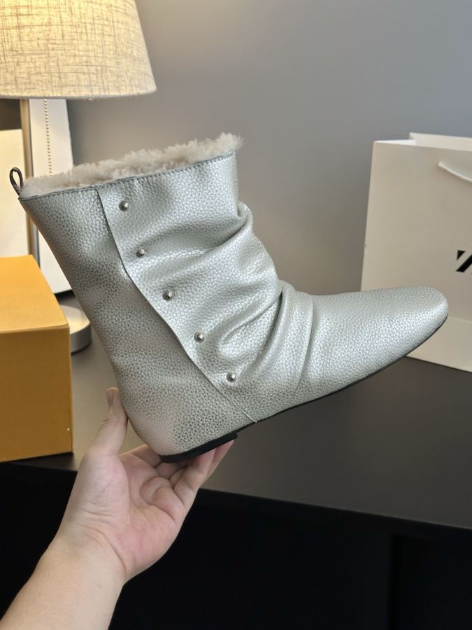 LV women's shoes 𝗟𝗩The latest autumn and winter catwalk style furry short boots — Premium Replica — photo 7