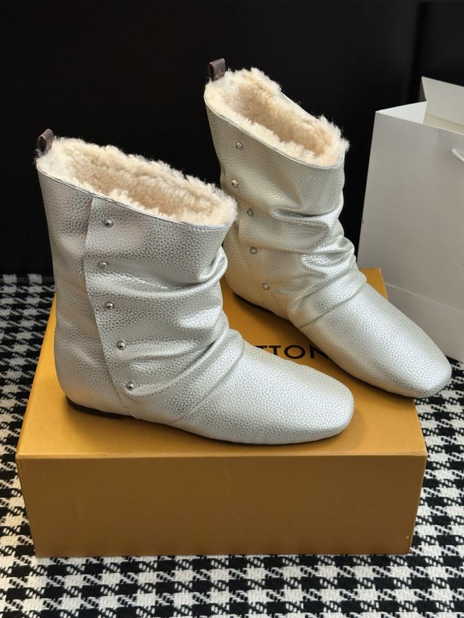 LV women's shoes 𝗟𝗩The latest autumn and winter catwalk style furry short boots — Premium Replica — photo 2