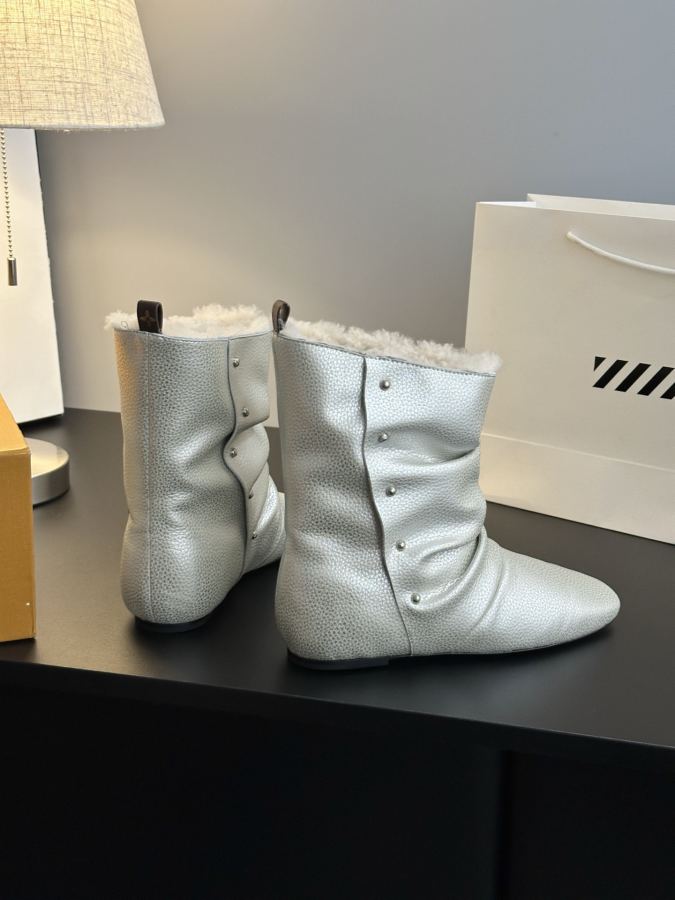 LV women's shoes 𝗟𝗩The latest autumn and winter catwalk style furry short boots — Premium Replica — photo 6