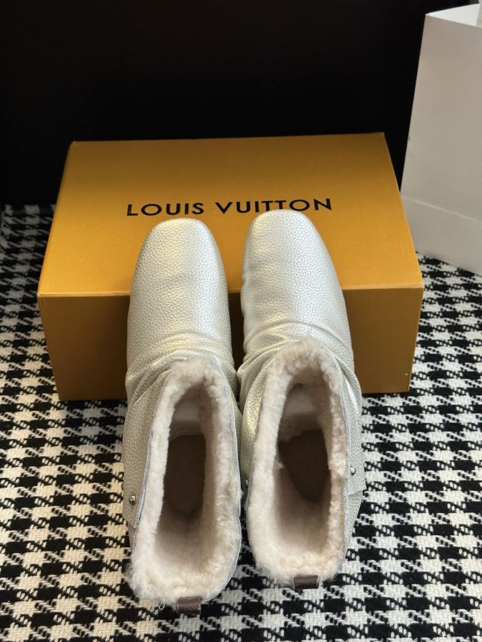 LV women's shoes 𝗟𝗩The latest autumn and winter catwalk style furry short boots — Premium Replica — photo 3