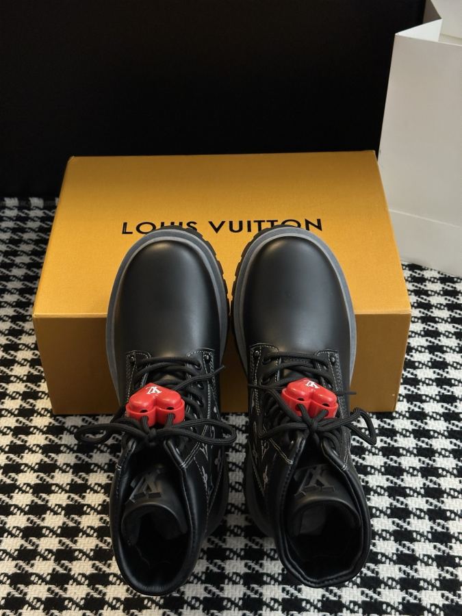 LV women's shoes 𝗟𝗩Classic internet celebrity style Chelsea short boots — 1:1 Replica — photo 3
