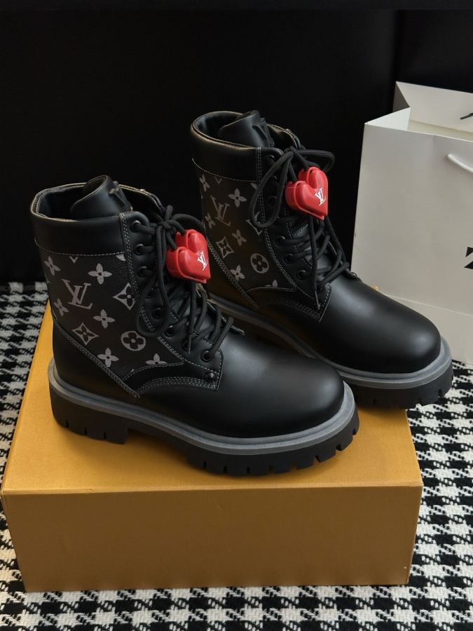 LV women's shoes 𝗟𝗩Classic internet celebrity style Chelsea short boots — 1:1 Replica — photo 2