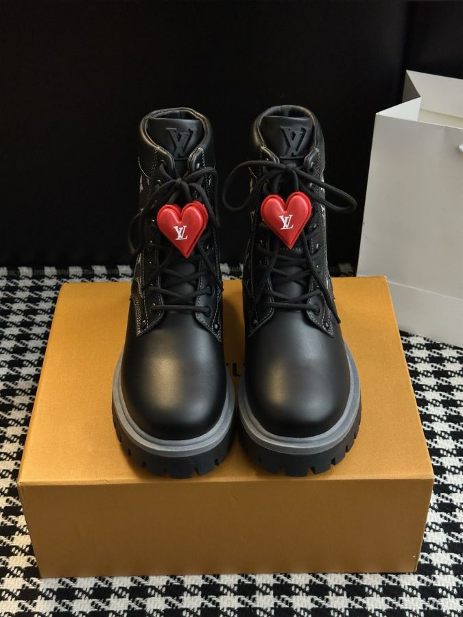 LV women's shoes 𝗟𝗩Classic internet celebrity style Chelsea short boots — 1:1 Replica