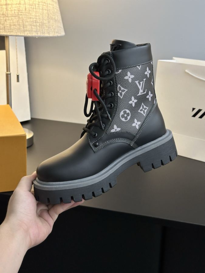 LV women's shoes 𝗟𝗩Classic internet celebrity style Chelsea short boots — 1:1 Replica — photo 8