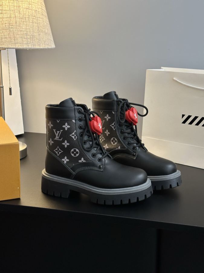 LV women's shoes 𝗟𝗩Classic internet celebrity style Chelsea short boots — 1:1 Replica — photo 5