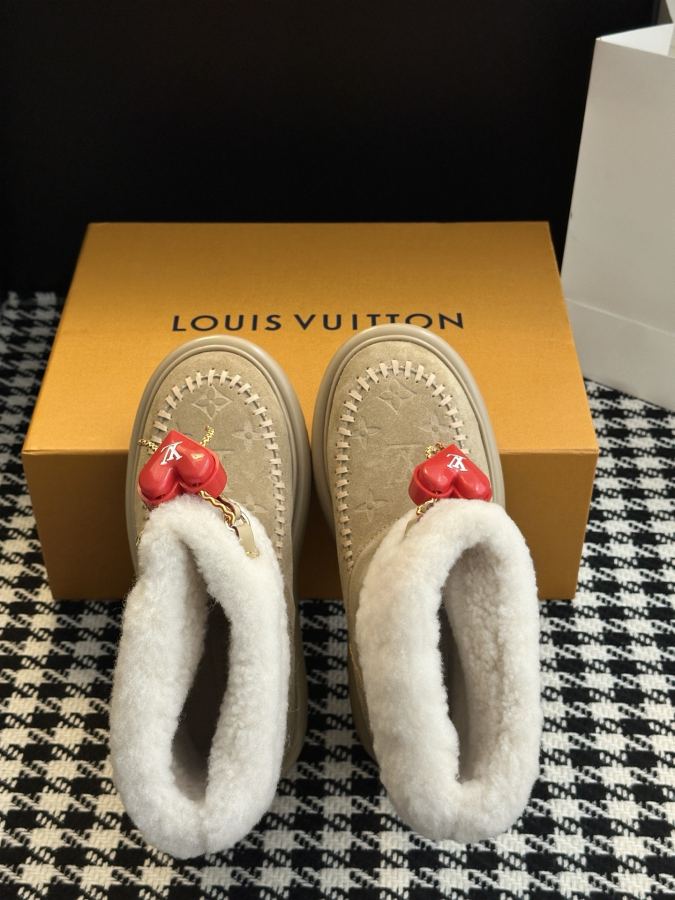 LV women's shoes 𝗟𝗩The latest autumn and winter catwalk style fur mops and snow boots — 1:1 Replica For Sale — photo 3