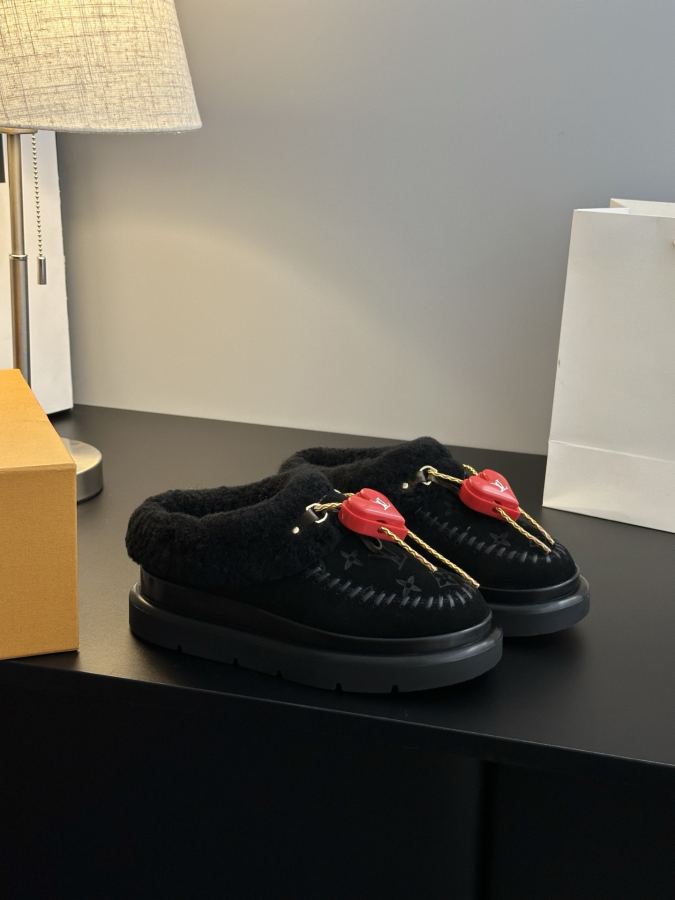 LV women's shoes 𝗟𝗩The latest autumn and winter catwalk style fur mops and snow boots — 1:1 Replica — photo 5
