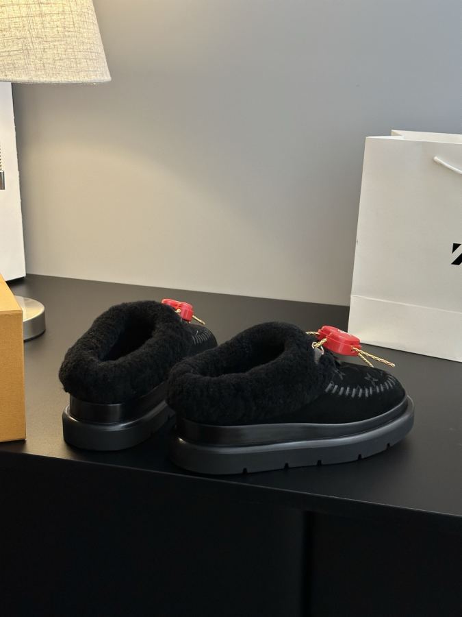 LV women's shoes 𝗟𝗩The latest autumn and winter catwalk style fur mops and snow boots — 1:1 Replica — photo 6