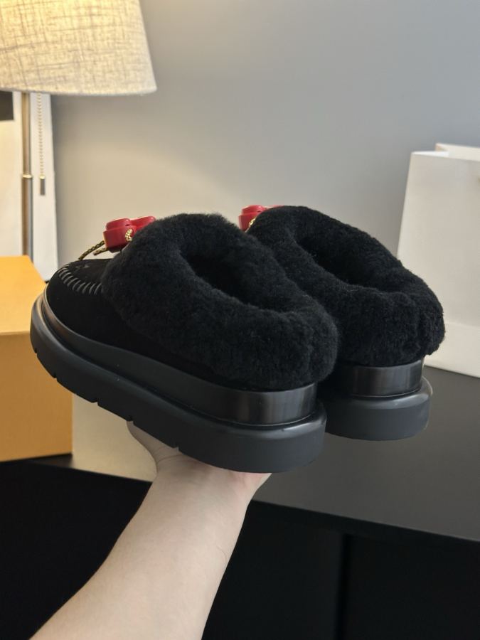 LV women's shoes 𝗟𝗩The latest autumn and winter catwalk style fur mops and snow boots — 1:1 Replica — photo 9
