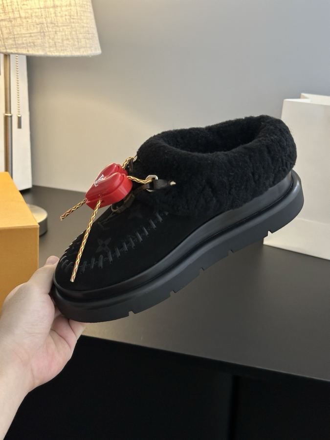 LV women's shoes 𝗟𝗩The latest autumn and winter catwalk style fur mops and snow boots — 1:1 Replica — photo 8