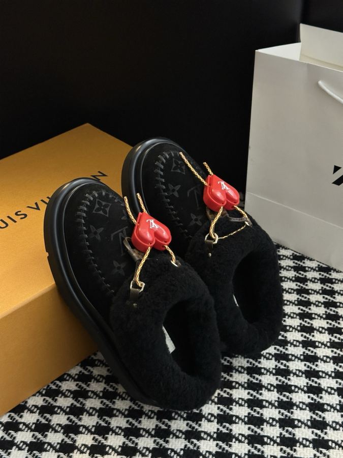 LV women's shoes 𝗟𝗩The latest autumn and winter catwalk style fur mops and snow boots — 1:1 Replica — photo 4