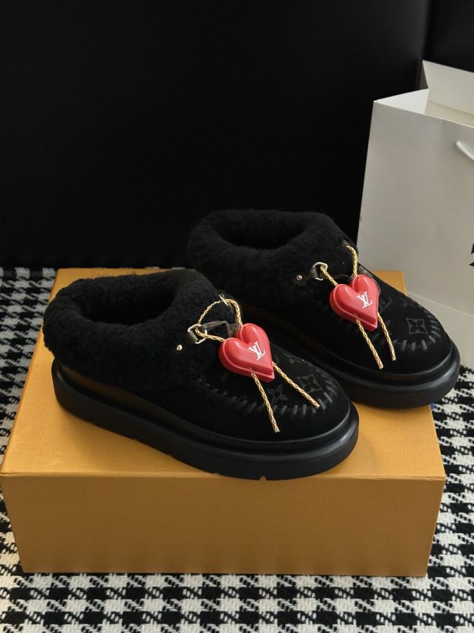 LV women's shoes 𝗟𝗩The latest autumn and winter catwalk style fur mops and snow boots — 1:1 Replica — photo 2